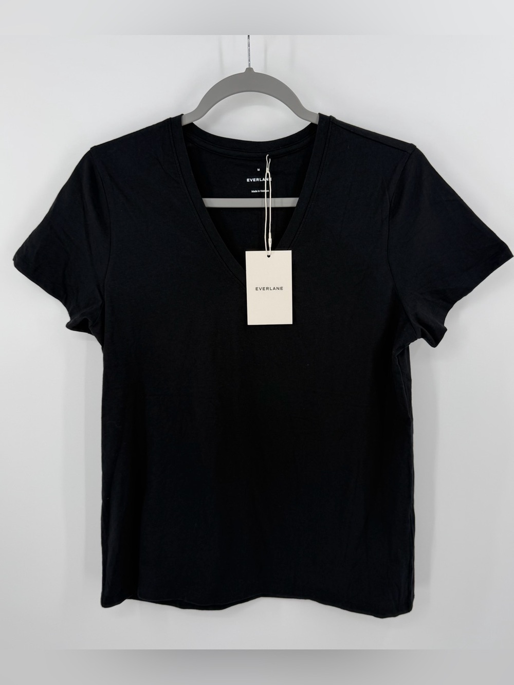 Everlane V-Neck Short Sleeve Tee in black Size M